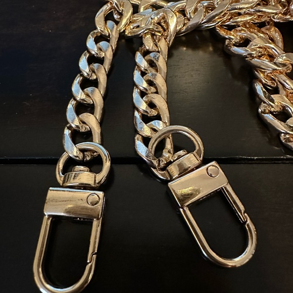 NWOT Crossbody Chain-Gold Unbranded - Picture 3 of 3